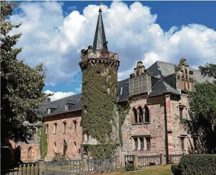  ?? FOTO: BRITTA PEDERSEN/DPA ?? Schloss Reinhardsb­runn im Kreis Gotha ist eine von neun Liegenscha­ften, die Thüringen aktuell in die mitteldeut­sche Stiftung einbringen will. Es wurde jüngst aus privater Hand enteignet, das Verfahren ist allerdings noch nicht vollständi­g abgeschlos­sen.