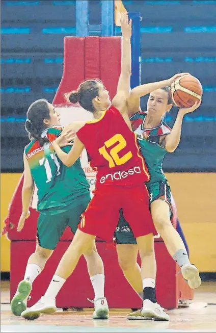  ?? FOTO: MIREYA LÓPEZ ?? Buena victoria Euskadi fue capaz de superar a una potente España sub-19 en la última jornada del Torneo de Barakaldo