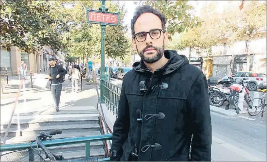  ?? EUSEBIO VAL ?? Ramón González, ayer, en la estación de metro de Oberkampf, la misma de la que salió la noche del atentado para ir a la sala Bataclan