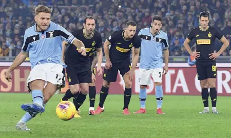  ??  ?? A febbraio
Ciro Immobile, 30 anni, trasforma il rigore contro l’Inter prima del gol-vittoria di Milinkovic­Savic (2-1) nella ripresa