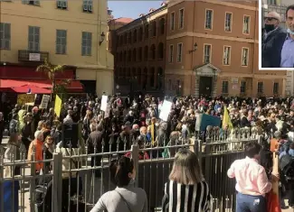  ?? (Photos S.G.) ?? Plus de  personnes sur la place du Palais de justice à Nice pour écouter le patron des Patriotes, Florian Philippot.