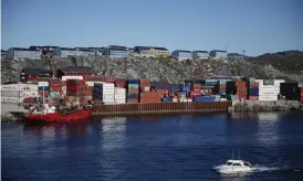  ?? Bild: DAVID GOLDMAN ?? KALLA FAKTA. Containerf­artyg i hamnen i Nuuk på Grönland.