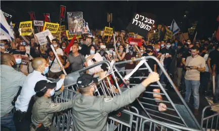  ?? (Marc Israel Sellem/The Jerusalem Post) ?? POLICE PUT up additional barricades during an anti-Netanyahu demonstrat­ion this week.