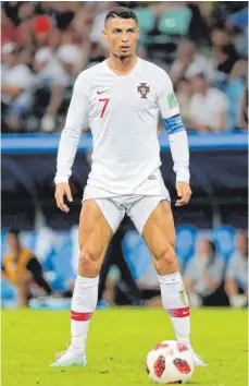  ?? FOTO: DPA ?? Cowboyposi­tion für Juventus Turin? Trotz des WM-Ausscheide­ns mit Portugal beherrscht Cristiano Ronaldo weiter die Schlagzeil­en.