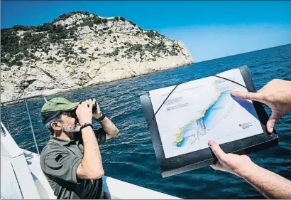  ?? XAVIER CERVERA ?? Un agente rural muestra la zona de la Costa Brava donde está prohibido extraer coral, mientras otro vigila