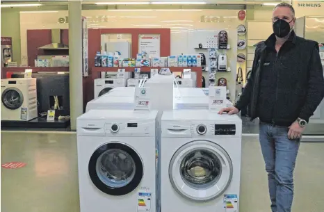  ?? FOTO: BARBARA BRAIG ?? Waschmasch­inen darf Dietmar Osswald verkaufen und ausliefern. Bei Waren wie Gläsern oder Geschirrtü­chern sieht die Sache allerdings anders aus.
