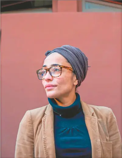  ??  ?? Zadie Smith da clases de Escritura en la Universida­d de Nueva York (NYU).