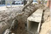  ?? BOY SLAMET/JAWA POS ?? NUNGGU APA?: Proyek perbaikan drainase yang dikeluhkan warga kawasan Jalan Gajah Mada karena pengerjaan­nya berhenti.