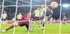  ?? FOTO: SEBASTIAN RÄPPOLD/IMAGO IMAGES ?? Die Sensation nimmt ihren Lauf: Etienne Amenyido (re.) bringt den FC St. Pauli früh mit 1:0 in Führung.