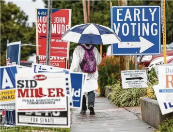  ?? Michael Ciaglo / Staff photograph­er ?? Rain failed to keep Harris County residents away from the polls Tuesday on the second day of early voting, including at the polling place in the Trini Mendenhall Community Center in west Houston.