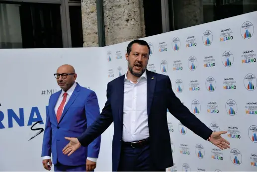  ??  ?? In tandem
Luca Bernardo, 54 anni, pediatra e candidato a sindaco di Milano per il centrodest­ra, assieme al leader della Lega Matteo Salvini, 48 (Italy photo press)