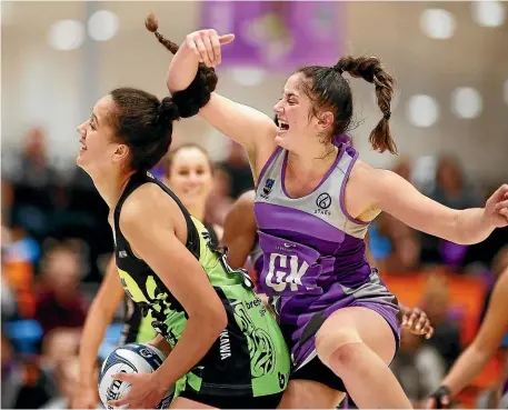  ?? PHOTOSPORT ?? Stars’ Kate Burley, right, clashes with Aliyah Dunn, of the Pulse, during last night’s match in Auckland.