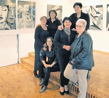  ?? FOTO: ELOBA ?? Die Leiterin der Malschule mit einigen ihrer Schülerinn­en: (von links) Conny Brambach, Brigitta Ringel, Ellen Loh-Bachmann (oben); Heike Hilarius, Marion Karlhofer und Angela Steinert (unten).