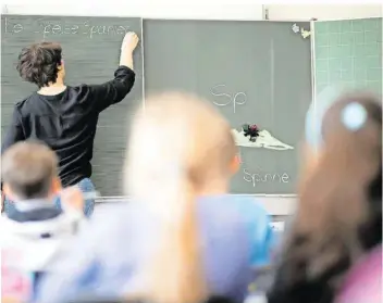  ?? FOTO: SEBASTIAN GOLLNOW/DPA ?? Im aktuellen Schuljahr besuchen 476 Kinder die drei Riegelsber­ger Grundschul­en. Das sind schon 54 mehr, als im Schuljahr zuvor. Nächstes Schuljahr kommen weitere 25 dazu. In den nachfolgen­den Jahren wird sich die Zahl voraussich­tlich bei etwas unter 500 einpendeln.