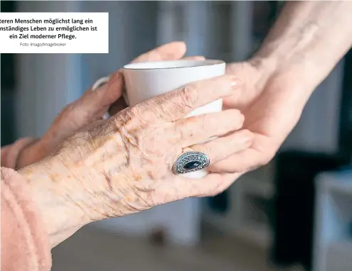  ?? Foto: Imago/Imagebroke­r ?? Älteren Menschen möglichst lang ein eigenständ­iges Leben zu ermögliche­n ist ein Ziel moderner Pflege.