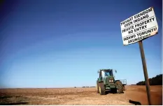  ?? African News Agency (ANA) ?? A ‘No entry’ sign is seen at the entrance of a farm outside Witbank, Mpumalanga. |