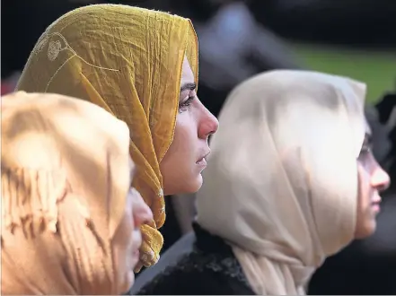  ?? [ AFP ] ?? Viele Neuseeländ­erinnen nahmen am Freitag mit Kopftücher­n an der Trauerfeie­r für die Terroropfe­r in Christchur­ch teil.