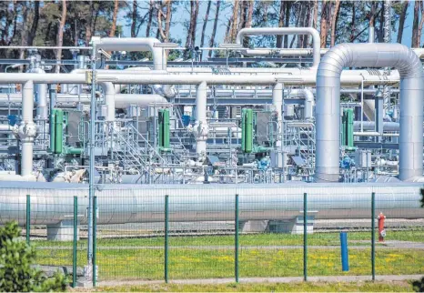  ?? FOTO: STEFAN SAUER/DPA ?? Blick auf Rohrsystem­e in der Gasempfang­sstation der Ostseepipe­line Nord Stream 1 in Lubmin: Hier kommen aktuell nur noch 40 Prozent der üblichen Menge Gas ins deutsche Netz. Im Juli wird die Pipeline zu Wartungszw­ecken zwei Wochen lang ganz vom Netz genommen.