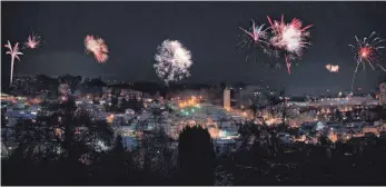  ?? FOTO: LUCA BRAUNGER ?? Trotz Corona und Böllerverb­ot an öffentlich­en Plätzen gab es in Biberach in der Neujahrsna­cht dennoch ein kleines privates Feuerwerk.