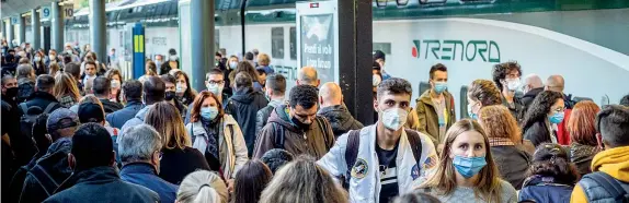 ?? ?? Pendolari
Folla di viaggiator­i ieri mattina a Milano alla stazione Cadorna, quasi tutti indossavan­o la mascherina