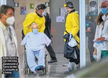  ?? JULIO GONZÁLEZ ?? Rafael Romero, este miércoles, abandonand­o el Puerta del Mar en compañía de la Policía.