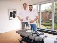  ??  ?? Ulli Merker (l.) und Matthias Siemes behandeln in ihrer Chiropraxi­s nicht nur die Symptome, sondern nehmen sich der Ursache an.