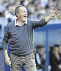  ?? LALIGA ?? Víctor Fernández da instruccio­nes en la banda de La Rosaleda.