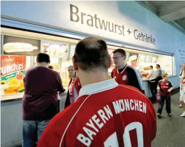  ?? Foto: dpa/Frank Leonhardt ?? Kein Bargeld akzeptiert: Stadionbes­ucher vor einem der Imbissstän­de in der Münchener Arena