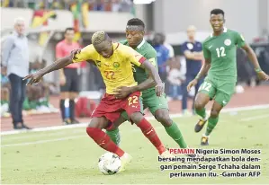  ??  ?? PEMAIN Nigeria Simon Moses bersaing mendapatka­n bola dengan pemain Serge Tchaha dalam perlawanan itu. -Gambar AFP