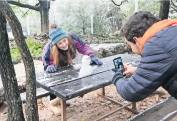  ??  ?? Ciudadanos acudieron a la Meseta de Chipinque, en San Pedro Garza García, Nuevo León, a jugar con el aguanieve.