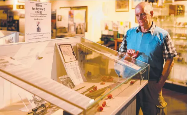  ?? Picture: STEWART McLEAN ?? TRIBUTE: David Dalziel, son of VC recipient Harry Dalziel who grew up in the Far North and served in World War I, at the display at Cairns RSL.