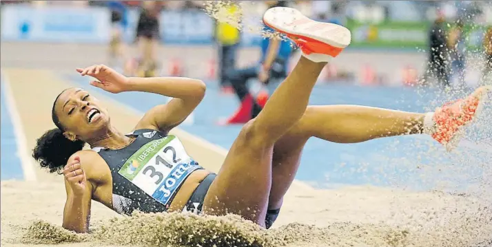  ?? FOTO: EFE ?? Ana Peleteiro, en acción en el reciente Campeonato de España indoor disputado en Ourense, donde la triplista gallega se colgó el oro.
Peleteiro hacía cinco meses que no competía, desde que terminó 6ª en el Mundial de Doha