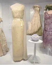  ?? ?? Jackie Kennedy’s gown for her husband’s inaugurati­on