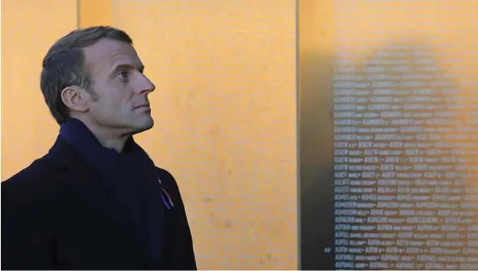  ?? LUDOVIC MARIN, REUTERS/NTB SCANPIX ?? Frankrikes president Emmanuel Macron ved monumentet i Ablain-Saint-Nazaire over ofrene for første verdenskri­g. Søndag 11. november markeres avslutning­en av menneskehe­tens verste krig, målt i antall drepte og lemlestede.