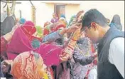  ?? MANOJ DHAKA/HT ?? n Former MP and JJP candidate Dushyant Chautala taking blessings of voters during campaignin­g.