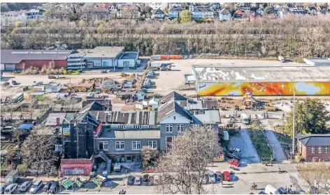  ?? FOTO: ANDREAS FISCHER ?? Auf einem großen Teil dieses Geländes nördlich der Nordbahntr­asse findet der Solar Decathlon Europe im kommenden Jahr statt. Im Vordergrun­d ist der Bahnhof Mirke zu sehen, hinten links die ehemalige Glaserei.