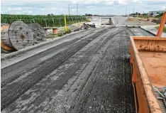  ?? Foto: Marcus Merk ?? Die Bahnbrücke zwischen Gersthofen und Gablingen steht seit einem Monat, nun er hält die verbreiter­te Kreisstraß­e eine neue Deckschich­t.