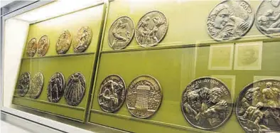 ??  ?? MIRA
El Museu de Medallísti­ca celebra los 25 años de su creación y el Ayuntamien­to quiere conmemorar­lo por lo alto.