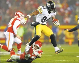  ?? DILIP VISHWANAT/GETTY IMAGES ?? The Steelers’ Antonio Brown catches a pass against the Chiefs’ Daniel Sorensen.