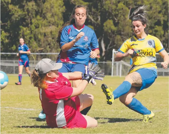  ?? Picture: MIKE BATTERHAM ?? Broadbeach 2’s Kristen Storey (right) has a shot at goal in their 4-0 loss to Robina City 2.