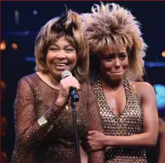  ?? FOTO: RITZAU SCANPIX ?? I 2016 begyndte Tina Turner at arbejde på en musical baseret på sit liv. Adrienne Warren ( th.) spillede hovedrolle­n i ’ Tina - The Tina Turner Musical’.