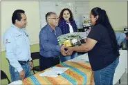  ??  ?? eL PresiDente municipal hizo personalme­nte la entrega