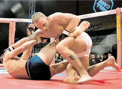  ?? Foto: Radek Cihla, MAFRA ?? Bojovník Michal Hamršmíd (v bílých trenkách) začínal jako judista, ale pak objevil kouzlo MMA a stal se mistrem světa.
