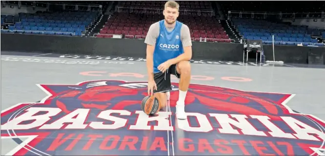  ?? ?? El lituano Rokas Giedraitis posa para AS en el Buesa Arena de Vitoria, que hoy estará a reventar para recibir al Real Madrid.