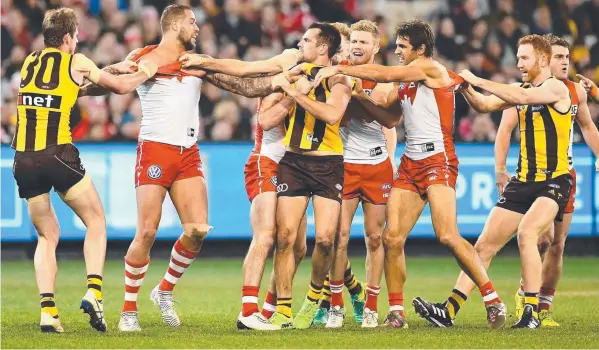  ?? Picture: GETTY ?? ABOVE THE SHOULDERS: Former teammates Lance Franklin and Luke Hodge in the middle of a group arm-wrestle at the MCG last night.