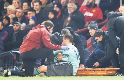  ?? — Gambar AFP ?? SERIUS: Rob menerima rawatan ditengah padang semasa aksi Liga Perdana Inggeris di antara Manchester United dan Arsenal di Old Trafford, baru-baru ini.