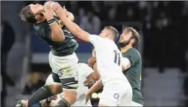  ?? PICTURE: FACUNDO ARRIZABALA­GA/EPA ?? Duane Vermeulen rises high to claim a kick against England at Twickenham on Saturday.