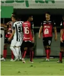  ?? JOSÉ CORDERO ?? La jugada del penal provocó muchos reclamos de los manudos.