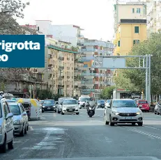  ??  ?? Viale Giulio Cesare L’arteria che collega Fuorigrott­a al centro attraverso la Laziale: nei giorni scorsi il traffico era molto sostenuto, da ieri invece si circola liberament­e con obbligo di svolta in prossimità del tunnel