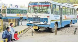  ?? HT PHOTO ?? Passengers stranded on the main bus stand in Karnal on Wednesday as Haryana Roadway employees continued their strike for the second consecutiv­e day.